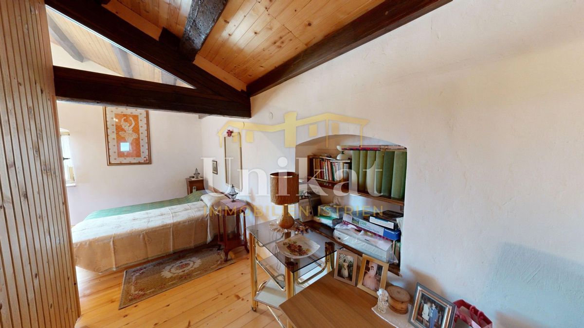 Proprietà con due case in pietra - piscina e ampio giardino